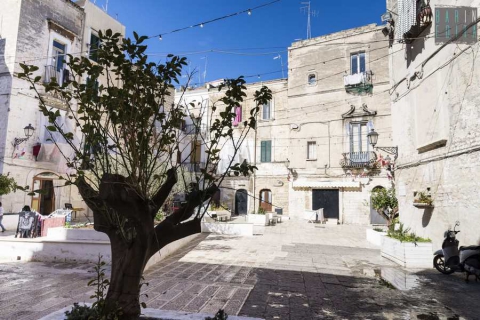 Bari, largo Albicocca: nella "piazza degli innamorati" il Gran Ballo di San Valentino 